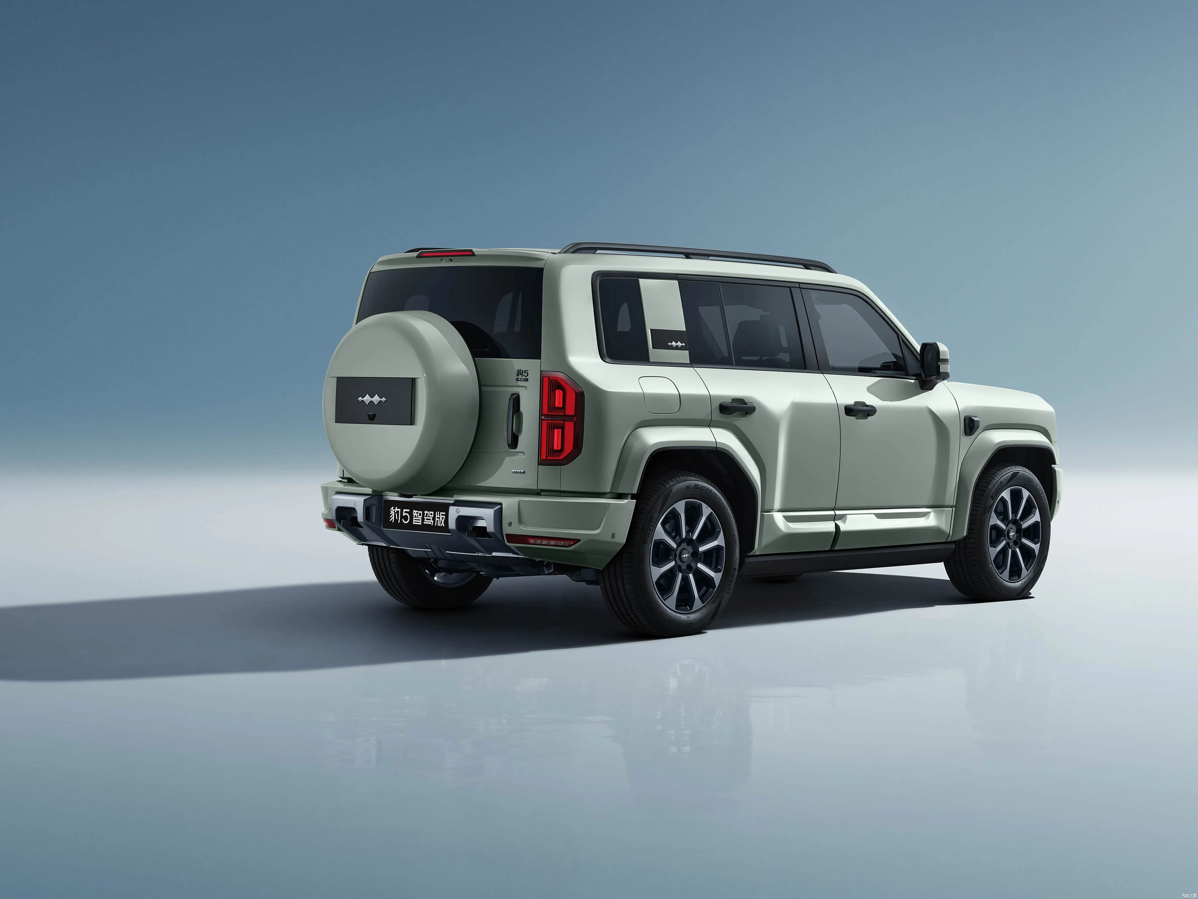 Premium BYD Leopard 5 Hybrid PHEV Off-Road SUV w/ 15.6" Screen 4x4 Drive 4WD 83L Fuel Tank