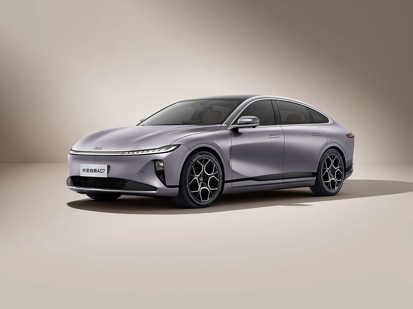 Changan Qiyuan A07 Hybrid EV Sedan New Energy Vehicle From China 1200km Range Automatic Gearbox 5 Seats 175Km/h Speed R19 Tire Size