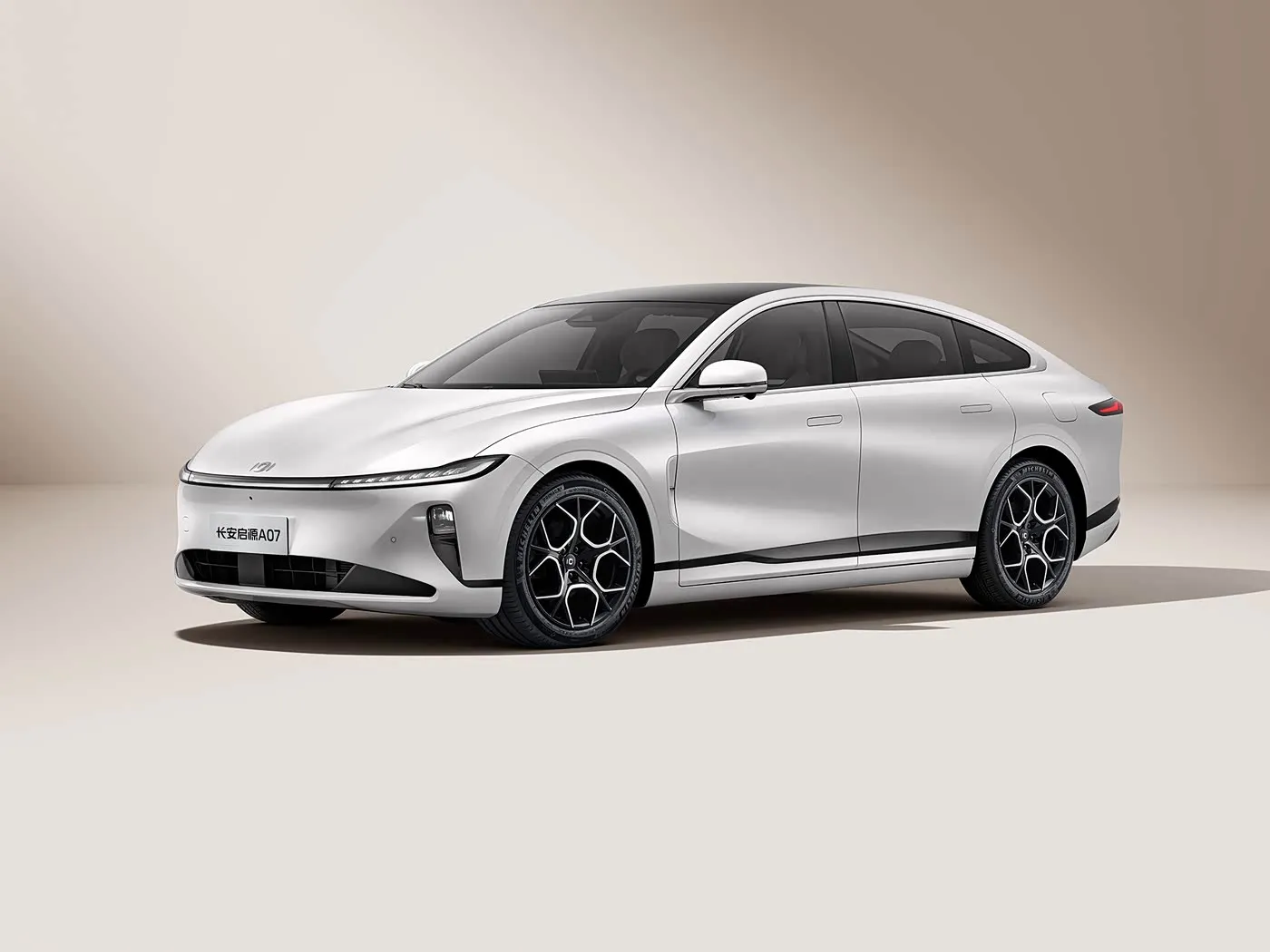 Changan Qiyuan A07 Hybrid EV Sedan New Energy Vehicle From China 1200km Range Automatic Gearbox 5 Seats 175Km/h Speed R19 Tire Size
