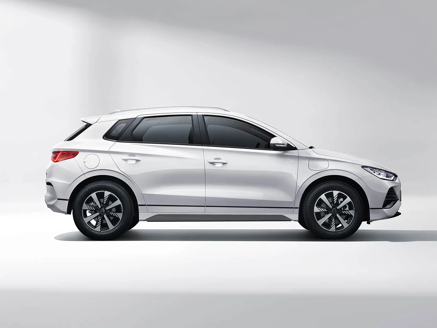 BYD E2 Luxury Electric EV Sedan SUV Hatchback Left Steering Car with Lithium Battery Motor China's New Energy Vehicle