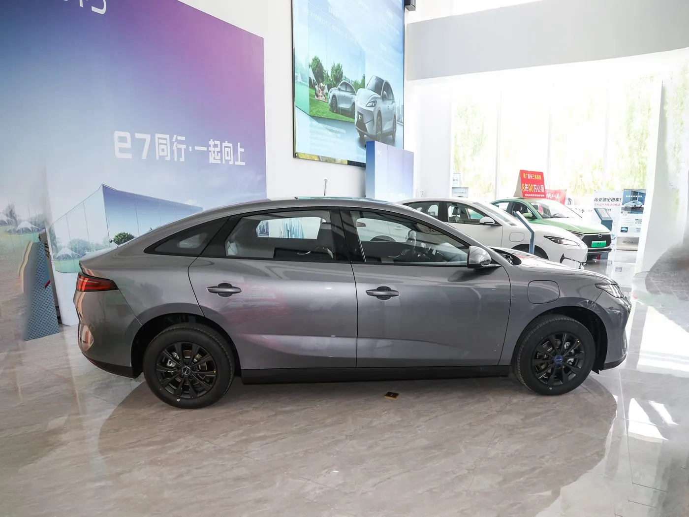 New Model BYD E7 EV Car 150km/h Top Speed 136HP 180Nm Torque 5 Seater Electric Vehicle