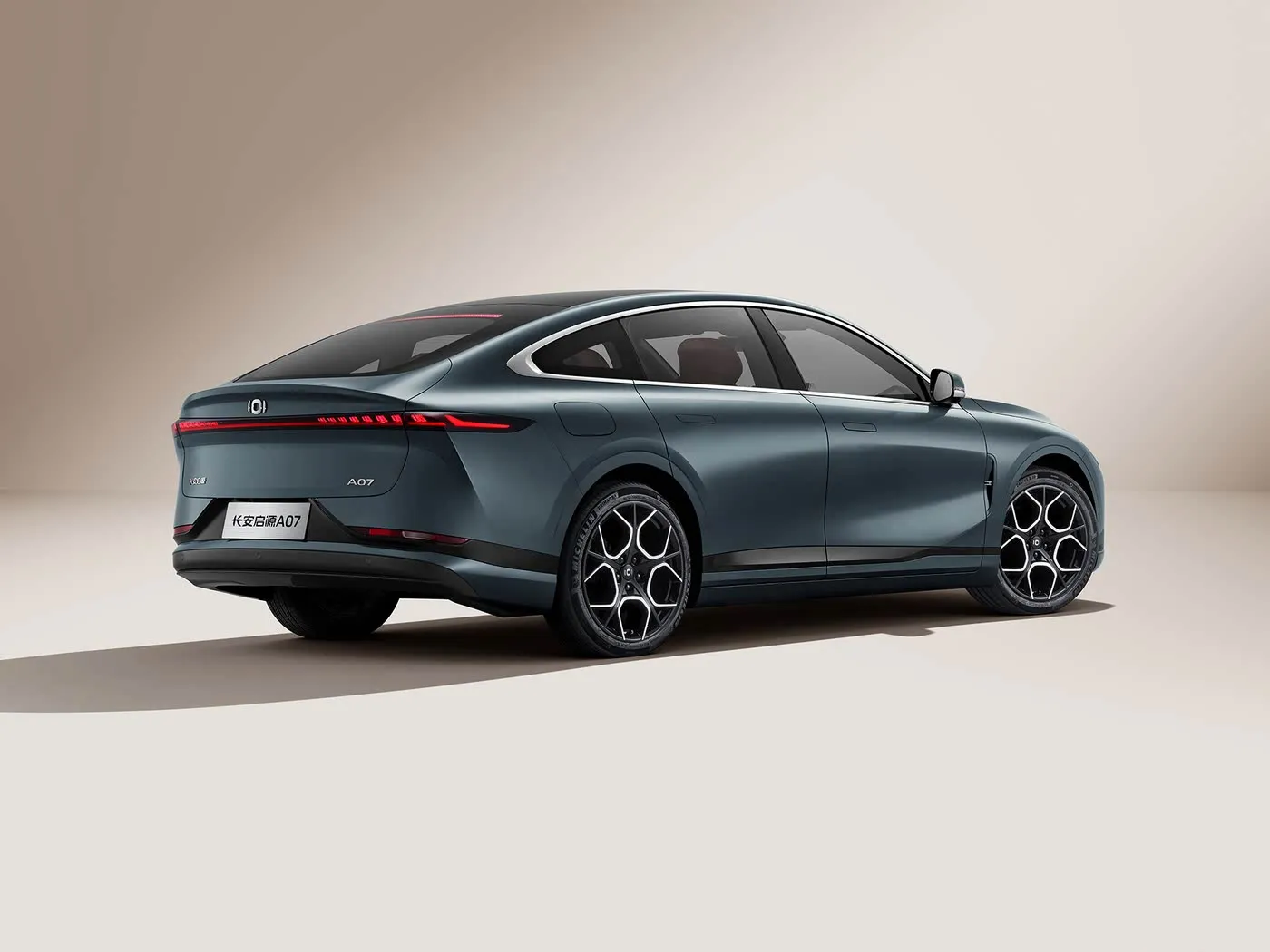 Changan Qiyuan A07 Hybrid EV Sedan New Energy Vehicle From China 1200km Range Automatic Gearbox 5 Seats 175Km/h Speed R19 Tire Size