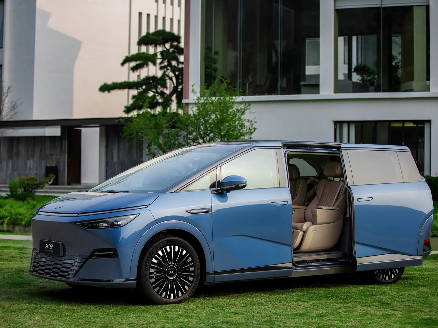 Xpeng X9 Long Range MPV SUV Pure Electric Left Steering Competitive Price New Energy Vehicle