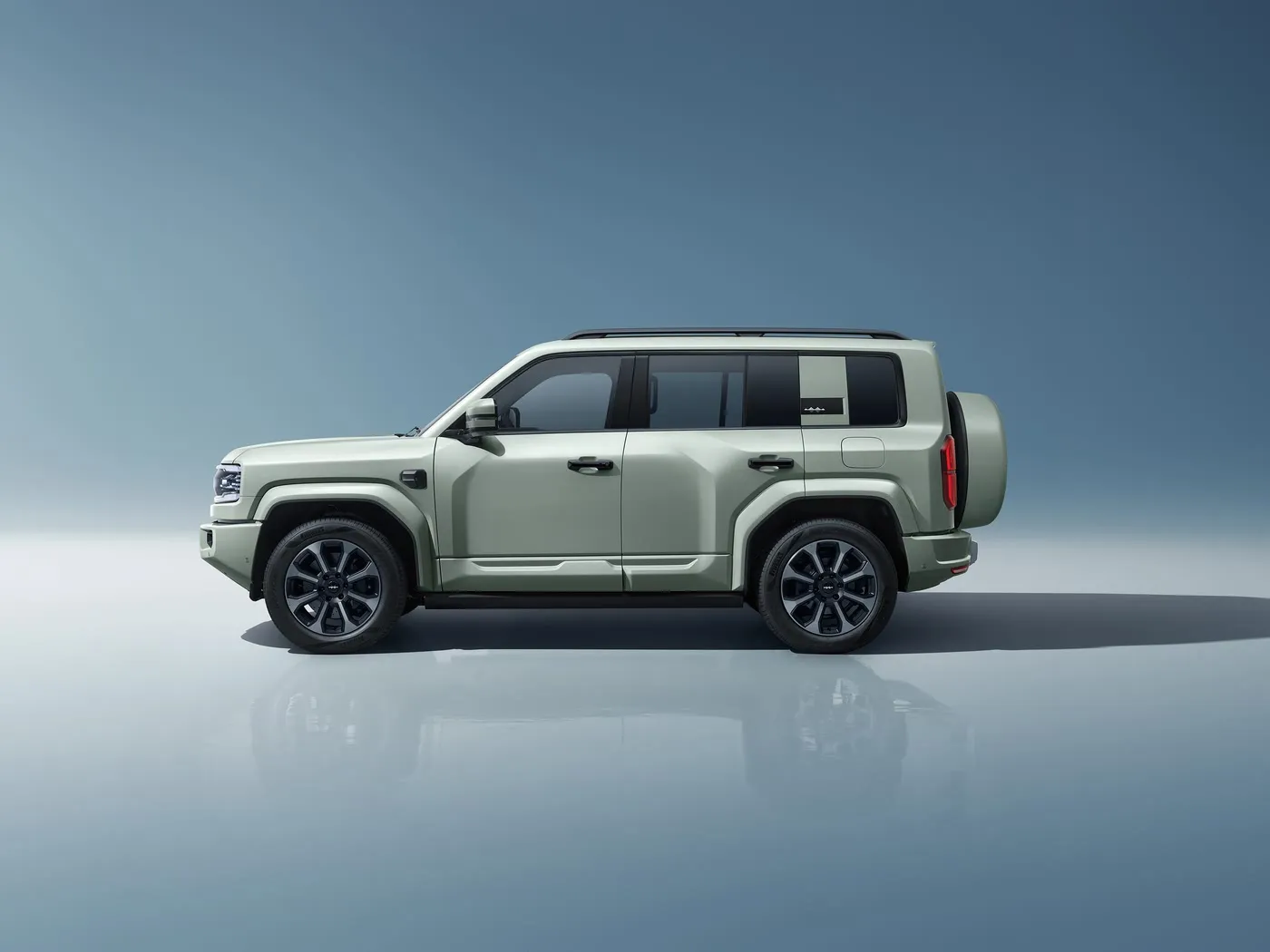 Premium BYD Leopard 5 Hybrid PHEV Off-Road SUV w/ 15.6" Screen 4x4 Drive 4WD 83L Fuel Tank