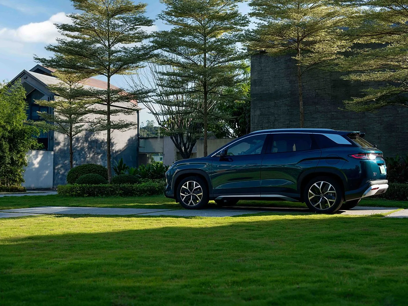 BYD Song L DM-i Compact PHEV SUV Long Range, high speed new energy vehicle DiPilot 2.0 Heated Seats 360° Panoramic Camera